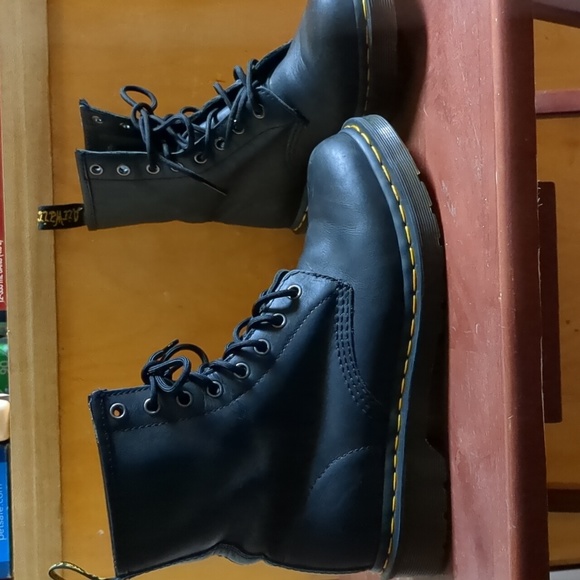 Dr. Marten's AW004 black boots - Picture 1 of 6